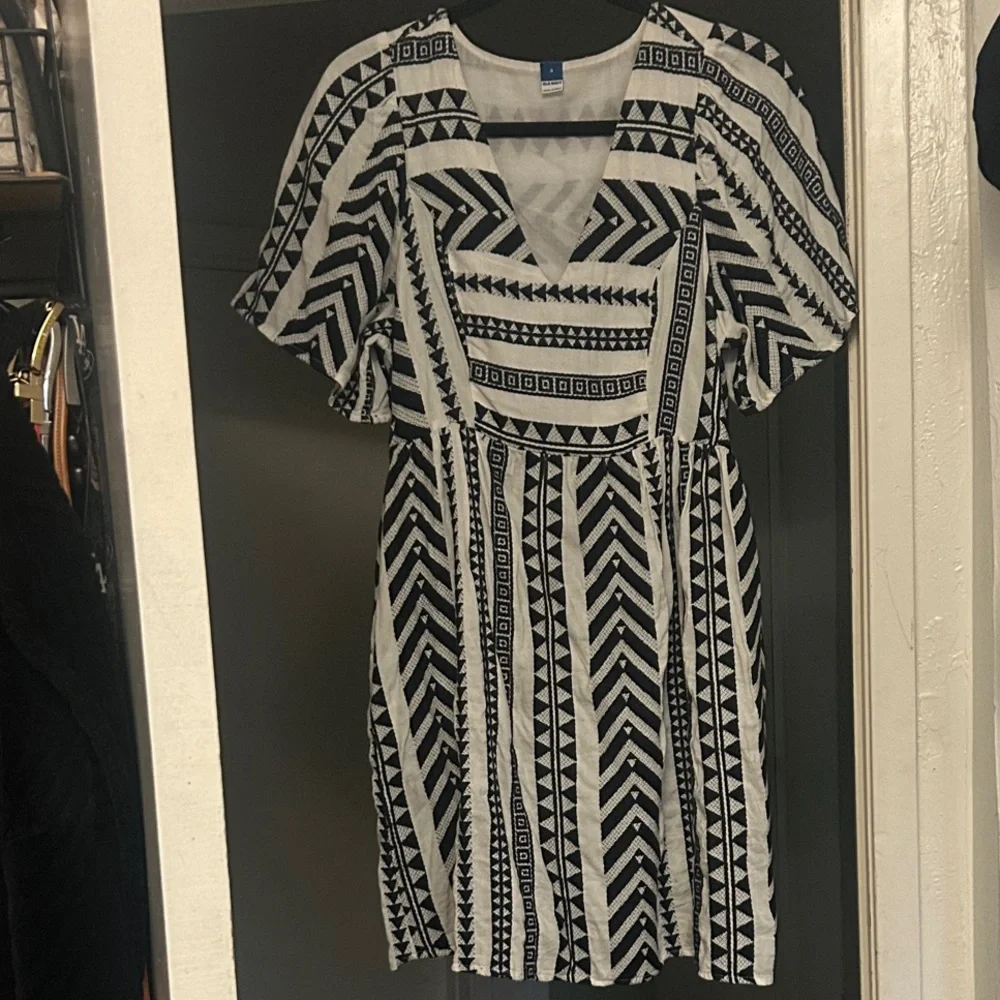 Old Navy Black and White Patterned Midi Dress - Picture 1 of 4